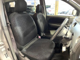 運転席まわりには十分なスペースがあり、大柄な方でもゆったり運転していただける環境です。