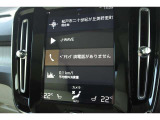 インストルメントパネルは僅かに運転席側へと傾けられているほか、余計なスイッチ類を可能な限り排し、運転に集中しやすい環境を造り出しています。