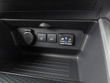 【シートヒーター】運転席と助手席をそれぞれ独立して操作できるため、座る人と室内温度にあわせた快適なシート温度が得られます♪