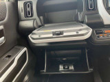 上下と2段階に分けられる大型のグローブボックス!車検証入れが楽々入る容量です♪