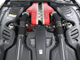 V12・自然吸気エンジンをフロントに搭載しております。