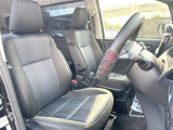 運転席まわりには十分なスペースがあり、大柄な方でもゆったり運転していただける環境です。