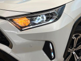 【LEDヘッドライト】悪天候や夜間走行時も良好な視界を確保し安心して運転できる高輝度LEDヘッドライトを装備!点灯速度が早く、消費電力も抑えられています。