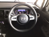 【ハンドル】運転にかかわる様々な操作を安全に行えるように視点移動が少なく操作性に配慮されたスイッチ類が凝縮されたコックピットです。