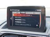 こちらのお車には先進安全装備が多数搭載されています。衝突被害を回避あるいは軽減するためのブレーキや、後方死角からの接近警報、車線逸脱を防止する警報装置など、詳しくはスタッフまでお尋ねください。