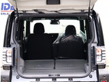 『1台』のお車に対して、3名体制で日々議論を重ね仕入れを行っております。