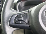 ステアリングにオーディオの操作機能が付いていますのでとっても便利!
