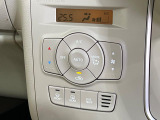【オートエアコン】一度お好みの温度に設定すれば、車内の温度を検知し風量や温度を自動で調整。暑い…寒い…と何度もスイッチ操作をする必要はありません。快適な車内空間には必須の機能ですね♪