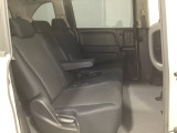 2列目シートは背もたれの角度調節ができるベンチシートになっております。長距離運転になってもゆったりとできるように、アームレストがついてます。