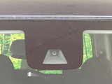 【エマージェンシーブレーキ】走行中に前方の車両等を認識し、衝突しそうな時は警報とブレーキで衝突回避と被害軽減をアシスト。より安全にドライブをお楽しみいただけます。