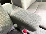 【アームレスト】運転中の身体の負担を軽減してくれるアームレストを装備♪