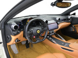 こちらは左ハンドルのお車でございます。内装色はBeige Tradizioneを選択しております。