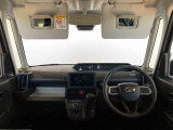 運転席の座面高さを調整できるシートリフターが付いています。フロントシートはベンチシートを採用で、座面も広く使い勝手もいいですよ♪