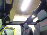 走行中でも屋根を開きたくなった時や突如雨が降ってきた時に直ちに開閉が可能。また、サンルーフのように前席頭上のみを開くといった使い方もできる。