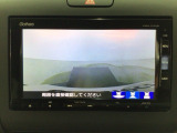 【バックカメラ】運転が苦手な方も車庫入れラクラクです!ギアをリバースに入れれば自動的に切り換わりますので、面倒な操作は不要です♪狭い駐車場もお車を傷つけず安心ですね!