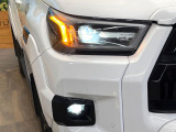 【LEDヘッドライト】悪天候や夜間走行時も良好な視界を確保し安心して運転できる高輝度LEDヘッドライトを装備!点灯速度が早く、消費電力も抑えられています。