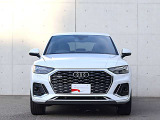 ●一目でAudiとわかる特徴的なシングルフレームグリル・LEDランプ。精悍なフロントマスクからAudiのスマートで上品なブランドを連想させてくれます。女性にも大変ご好評頂いております。