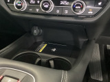 センターコンソールには、シートヒーターのスイッチと、ワイヤレス給電規格「Qi」に対応した充電器がついています。