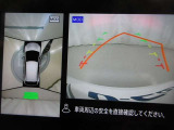 車両の前後左右にとりつけられたカメラで撮影した映像を合成して、真上から見下ろしたような映像をナビ画面に表示します!