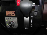 【トヨタ認定中古車の安心1】中古車をキレイで気持ちよくお乗りいただけるよう、トヨタ認定中古車はしっかりクリーニング。エンジンルームからシートを外した洗浄まで、目に見えない部分も徹底的に洗浄しています