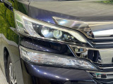 【LEDヘッドライト】悪天候や夜間走行時も良好な視界を確保し安心して運転できる高輝度LEDヘッドライトを装備!点灯速度が早く、消費電力も抑えられています。
