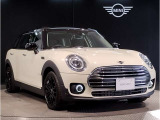 MINIのフロントグリルのデザインはイギリスで生まれた当初から、シルバーのサイドバーが折り重なった伝統的なデザインで御座います。その伝統はBMWのお車になってからでも少しずつ形を変えて守られております