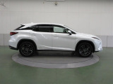 L字モチーフのブロックメッシュパターンを採用したスピンドルグリルなど、LEXUSデザインの記号性を強調し、エレガントかつダイナミックなデザインを実現。