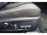 運転席にはパワーシートが付いております。パワーシートは指先1つで操作出来るためチカラの弱い女性の方でもシートに座ったまま操作出来ます♪
