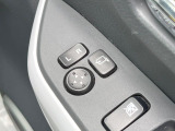 【電動格納ミラー】サイドミラーは電動格納式となっており、狭い駐車場でもキズがつくリスクを抑えられます。