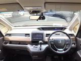 【前方視界】開放的な前方視界!運転がしやすく疲れにくいです♪窓が大きく、見通しがとっても良いおクルマですよ♪
