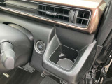 運転席、助手席にはペットボトルも置けるドリンクホルダーがあります。