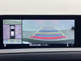 【360°ビュー・モニター】まるでクルマを真上から見下ろしたかのような視点で駐車をサポートします!クルマの斜め後ろや真横など、前後左右の4つのカメラの映像が合成されて、モニターに映し出されます。