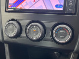 【オートエアコン】一度お好みの温度に設定すれば、車内の温度を検知し風量や温度を自動で調整。暑い…寒い…と何度もスイッチ操作をする必要はありません。快適な車内空間には必須の機能ですね♪
