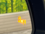 【ブラインドスポットモニタ】レーダーにより隣車線の車両を検知。車両を検知した側の表示灯が点灯。車両を検知している側に車線変更をしようとした場合、ブザーと表示で危険をお知らせします。