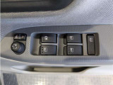 パワーウィンドウのスイッチですよ。 運転席に居ながら窓を開け閉めのコントロールできますよ。 ロック機能で、子供がイタズラして窓を開けるという事も無くなりますよ。
