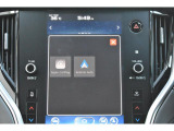Apple CarPlay/Android Autoに対応しスマートフォンにインストールされているアプリを大画面に表示して使用できるほか、音声認識による操作も可能です。
