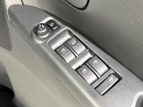 【電動格納ミラー】サイドミラーは電動格納式となっており、狭い駐車場でもキズがつくリスクを抑えられます。