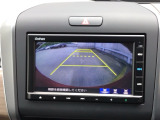 【バックカメラ】運転が苦手な方も車庫入れラクラクです!ギアをリバースに入れれば自動的に切り換わりますので、面倒な操作は不要です♪狭い駐車場もお車を傷つけず安心ですね!