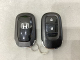 スマートキーを装備しています。鍵を差し込むことなくドアロックの開け閉めと、スタートボタン操作でのエンジンスタートができます。スペアキーも同じものを用意しております。