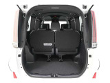 フル乗車時のラゲージスペースです。 床下収納を装備しています。シートの下に長尺物を収納することもできます。