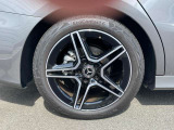 【アルミホイール】18インチのAMG5スポークアルミホイールを装着