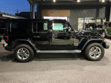 【ホイールアーチ】台形ホイールアーチはJeep伝統のデザインです。採用している理由は諸説ありますが、オフロードを走行する際にタイヤとボディが干渉しあわないよう配慮した作りにするためとなります。