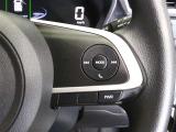 ステアリングには運転中でも簡単に操作できる各種スイッチついてます