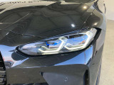 BMWレーザーライト:ハイビーム点灯時の照射距離を従来のロービームの2倍の600mまで可能にます。ブルーのデザインアクセントも装備されます。