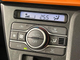 【オートエアコン】一度お好みの温度に設定すれば、車内の温度を検知し風量や温度を自動で調整。暑い…寒い…と何度もスイッチ操作をする必要はありません。快適な車内空間には必須の機能ですね♪