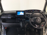 【前方視界】開放的な前方視界!運転がしやすく疲れにくいです♪窓が大きく、見通しがとっても良いおクルマですよ♪