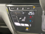 【オートエアコン】一度お好みの温度に設定すれば、車内の温度を検知し風量や温度を自動で調整。暑い…寒い…と何度もスイッチ操作をする必要はありません。快適な車内空間には必須の機能ですね♪