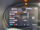 【ハンドル支援】左右のレーンマーカーを検出し、車線中央付近を走行するようにステアリングを制御し、運転者のハンドル操作を支援します。機能には限界があるためご注意ください。