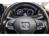 ハンドル左側にはオーディオ操作が出来るオーディオリモートコントロールスイッチ、右側にはHondaSENSINGとオートクルーズスイッチを装備!長距離運転や高速道路の運転では大活躍です!