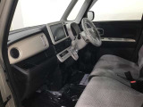 内装カラーはグレーとベージュを基調にした車両です